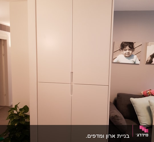 ארון לבן עם דלתות סגורות בחדר מגורים